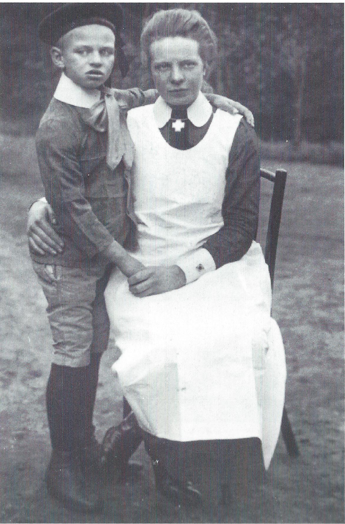 Zuster S.P. van der Ploeg met een patientje, 's Heerenloo, 1917